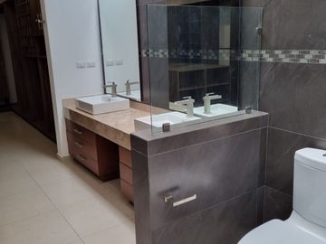 Venta de casa con 5 recamaras en Fraccionamiento Condesa Juriquilla