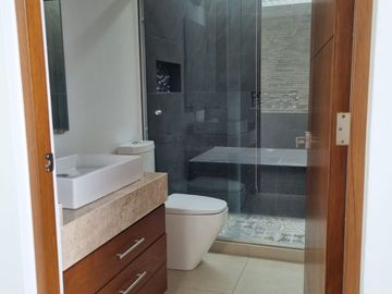 Venta de casa con 5 recamaras en Fraccionamiento Condesa Juriquilla