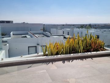 Venta de casa con 5 recamaras en Fraccionamiento Condesa Juriquilla