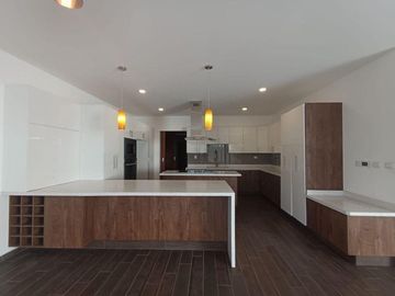 Venta de casa con 5 recamaras en Fraccionamiento Condesa Juriquilla