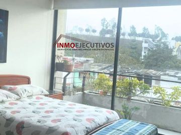 EN CUMBAYÁ VENDO MODERNO DEPARTAMENTO DE  3 DORMITORIOS.