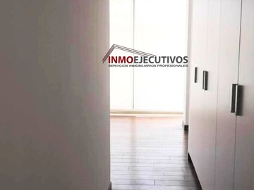 EN CUMBAYÁ VENDO MODERNO DEPARTAMENTO DE  3 DORMITORIOS.