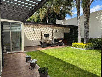 VENTA CASA EN SAN FRANCISCO JURIQUILLA DE 1 PLANTA CON ESPECTACULAR JARDIN DE 120MTS