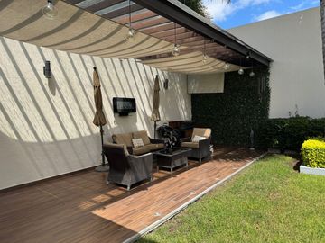 VENTA CASA EN SAN FRANCISCO JURIQUILLA DE 1 PLANTA CON ESPECTACULAR JARDIN DE 120MTS