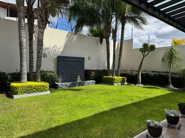 VENTA CASA EN SAN FRANCISCO JURIQUILLA DE 1 PLANTA CON ESPECTACULAR JARDIN DE 120MTS