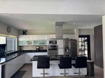 VENTA CASA EN SAN FRANCISCO JURIQUILLA DE 1 PLANTA CON ESPECTACULAR JARDIN DE 120MTS