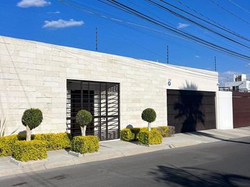 VENTA CASA EN SAN FRANCISCO JURIQUILLA DE 1 PLANTA CON ESPECTACULAR JARDIN DE 120MTS