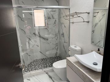 VENTA CASA EN SAN FRANCISCO JURIQUILLA DE 1 PLANTA CON ESPECTACULAR JARDIN DE 120MTS