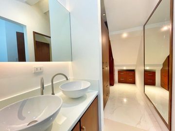 CONTEMPORARY DESIGN HOUSEAND LOT FOR SALE IN BF HOMES LAS PINAS