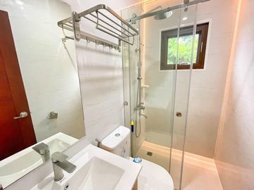 CONTEMPORARY DESIGN HOUSEAND LOT FOR SALE IN BF HOMES LAS PINAS
