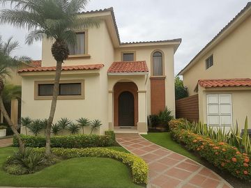 EN VENTA CASA URB. VIA AL SOL / VIA A LA COSTA