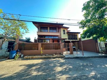 5 BEDROOMS THREE STOREY HOUSE FOR SALE IN BF HOMES PARANAQUE