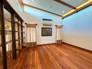 5 BEDROOMS THREE STOREY HOUSE FOR SALE IN BF HOMES PARANAQUE