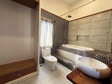 5 BEDROOMS THREE STOREY HOUSE FOR SALE IN BF HOMES PARANAQUE