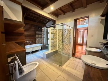 5 BEDROOMS THREE STOREY HOUSE FOR SALE IN BF HOMES PARANAQUE