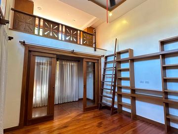 5 BEDROOMS THREE STOREY HOUSE FOR SALE IN BF HOMES PARANAQUE