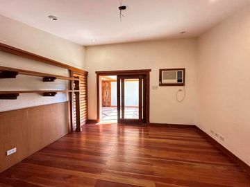 5 BEDROOMS THREE STOREY HOUSE FOR SALE IN BF HOMES PARANAQUE