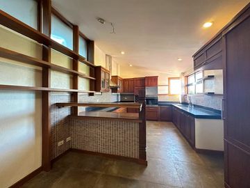 5 BEDROOMS THREE STOREY HOUSE FOR SALE IN BF HOMES PARANAQUE