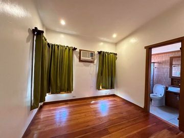 5 BEDROOMS THREE STOREY HOUSE FOR SALE IN BF HOMES PARANAQUE