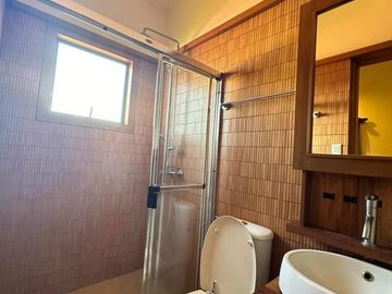 5 BEDROOMS THREE STOREY HOUSE FOR SALE IN BF HOMES PARANAQUE
