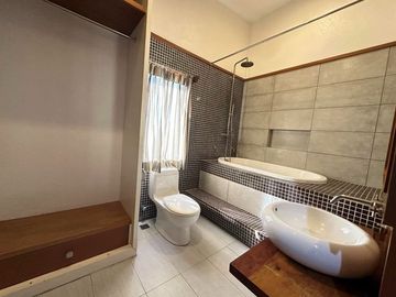 5 BEDROOMS THREE STOREY HOUSE FOR SALE IN BF HOMES PARANAQUE