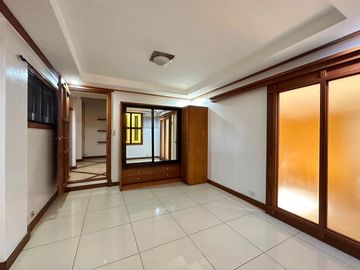5 BEDROOMS THREE STOREY HOUSE FOR SALE IN BF HOMES PARANAQUE