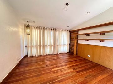5 BEDROOMS THREE STOREY HOUSE FOR SALE IN BF HOMES PARANAQUE