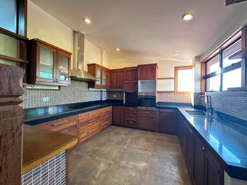 5 BEDROOMS THREE STOREY HOUSE FOR SALE IN BF HOMES PARANAQUE