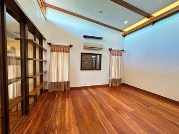 5 BEDROOMS THREE STOREY HOUSE FOR SALE IN BF HOMES PARANAQUE