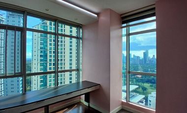 🏢 Luxe Living Awaits! Gorgeous 3BR Corner Unit at Crescent Park Residences with Spectacular Golf Views – Act Now!