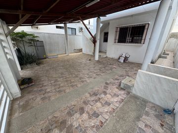 En venta casa rentera en urb.Acapulco, via data Posorja en Playas. (TH)