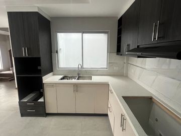 C1430 MODERNA CASA VIP DE TRES PLANTAS EN VENTA, Sector Huizhil C1430