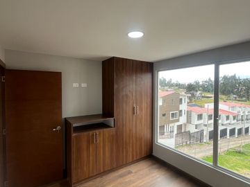 C1430 MODERNA CASA VIP DE TRES PLANTAS EN VENTA, Sector Huizhil C1430
