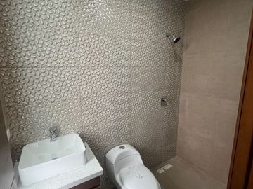 C1430 MODERNA CASA VIP DE TRES PLANTAS EN VENTA, Sector Huizhil C1430