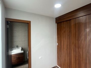 C1430 MODERNA CASA VIP DE TRES PLANTAS EN VENTA, Sector Huizhil C1430