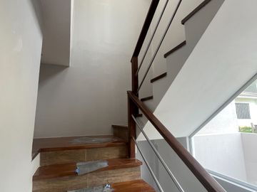 C1430 MODERNA CASA VIP DE TRES PLANTAS EN VENTA, Sector Huizhil C1430