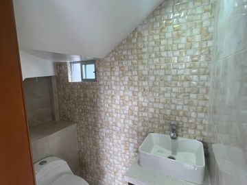 C1430 MODERNA CASA VIP DE TRES PLANTAS EN VENTA, Sector Huizhil C1430