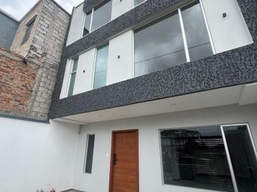 C1430 MODERNA CASA VIP DE TRES PLANTAS EN VENTA, Sector Huizhil C1430