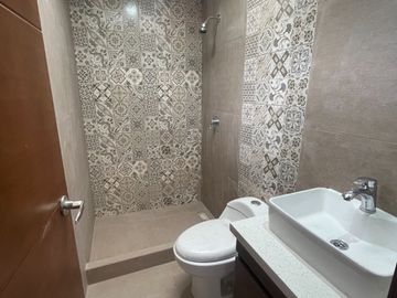 C1430 MODERNA CASA VIP DE TRES PLANTAS EN VENTA, Sector Huizhil C1430