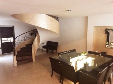 Casa de 4 recamaras a  dos cuadras pequeñas de la plaza Monte Magno Animas