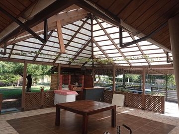 Parcela con Hermosa Casa Piscina y Quincho. Centro Sur