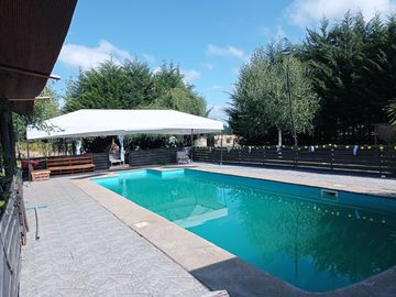 Parcela con Hermosa Casa Piscina y Quincho. Centro Sur