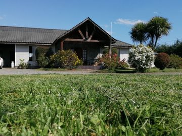 Parcela con Hermosa Casa Piscina y Quincho. Centro Sur