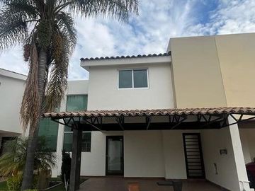 VENTA DE HERMOSA CASA CERCA DEL PERIFERICO EN FRACCIONAMIENTO