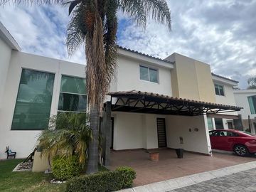 VENTA DE HERMOSA CASA CERCA DEL PERIFERICO EN FRACCIONAMIENTO