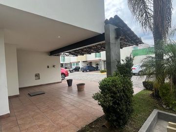 VENTA DE HERMOSA CASA CERCA DEL PERIFERICO EN FRACCIONAMIENTO