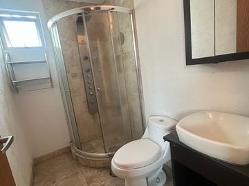 VENTA DE HERMOSA CASA CERCA DEL PERIFERICO EN FRACCIONAMIENTO