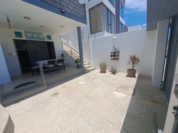 **En Venta casa de 4 dormitorios en sector de Chipipe, Salinas**