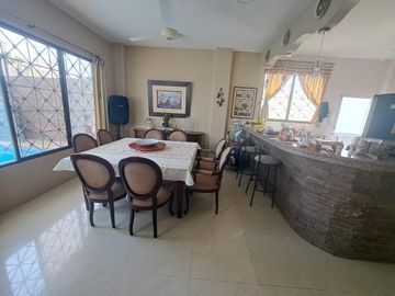 **En Venta casa de 4 dormitorios en sector de Chipipe, Salinas**
