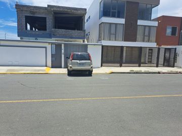 **En Venta casa de 4 dormitorios en sector de Chipipe, Salinas**